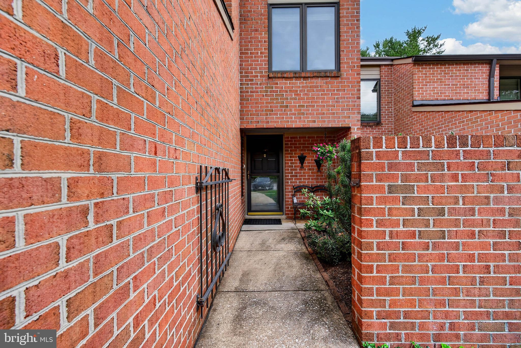 5 OAKRIDGE COURT