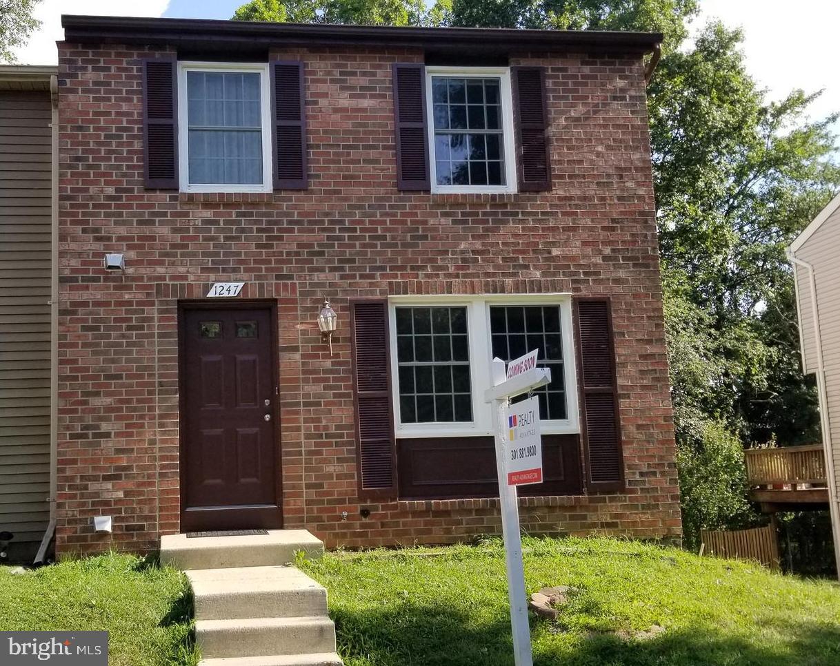 Beautiful end Unit townhouse, brick, with hardwood floors, newer roof, newer air conditioner, newer windows and very spacious and in move in condition. Close to bus stops, Metro and highways. Very quiet neighborhood.