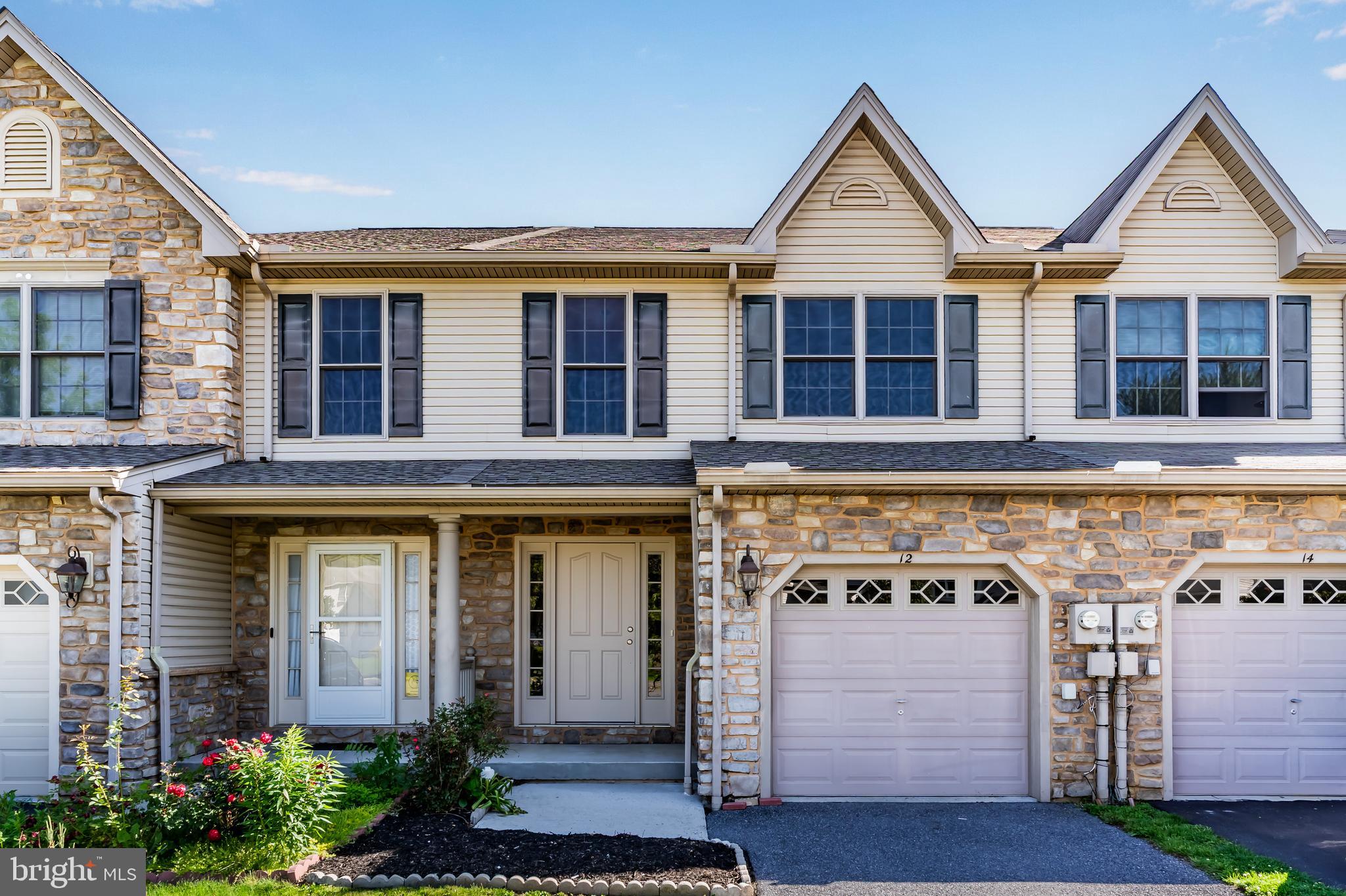 This updated 3-bedroom, 2.5-bath interior townhome blends everyday comfort with smart design, making it an ideal place to call home. The main level features a functional living area, a kitchen with ample cabinet space, brand-new appliances, and a dedicated dining area, perfect for entertaining or enjoying family meals. A conveniently located half bath completes the main floor. Upstairs, the spacious primary suite includes a private bath and walk-in closet. Two additional bedrooms, a full hall bath, and an upper-level laundry area provide comfort and practicality. Step outside to a private backyard ideal for quiet evenings, weekend grilling, or a bit of gardening. A single-car garage adds extra storage and convenience.
Located in a welcoming community with sidewalks, a neighborhood play area, open green spaces, and tennis courts, this townhome offers both value and lifestyle.