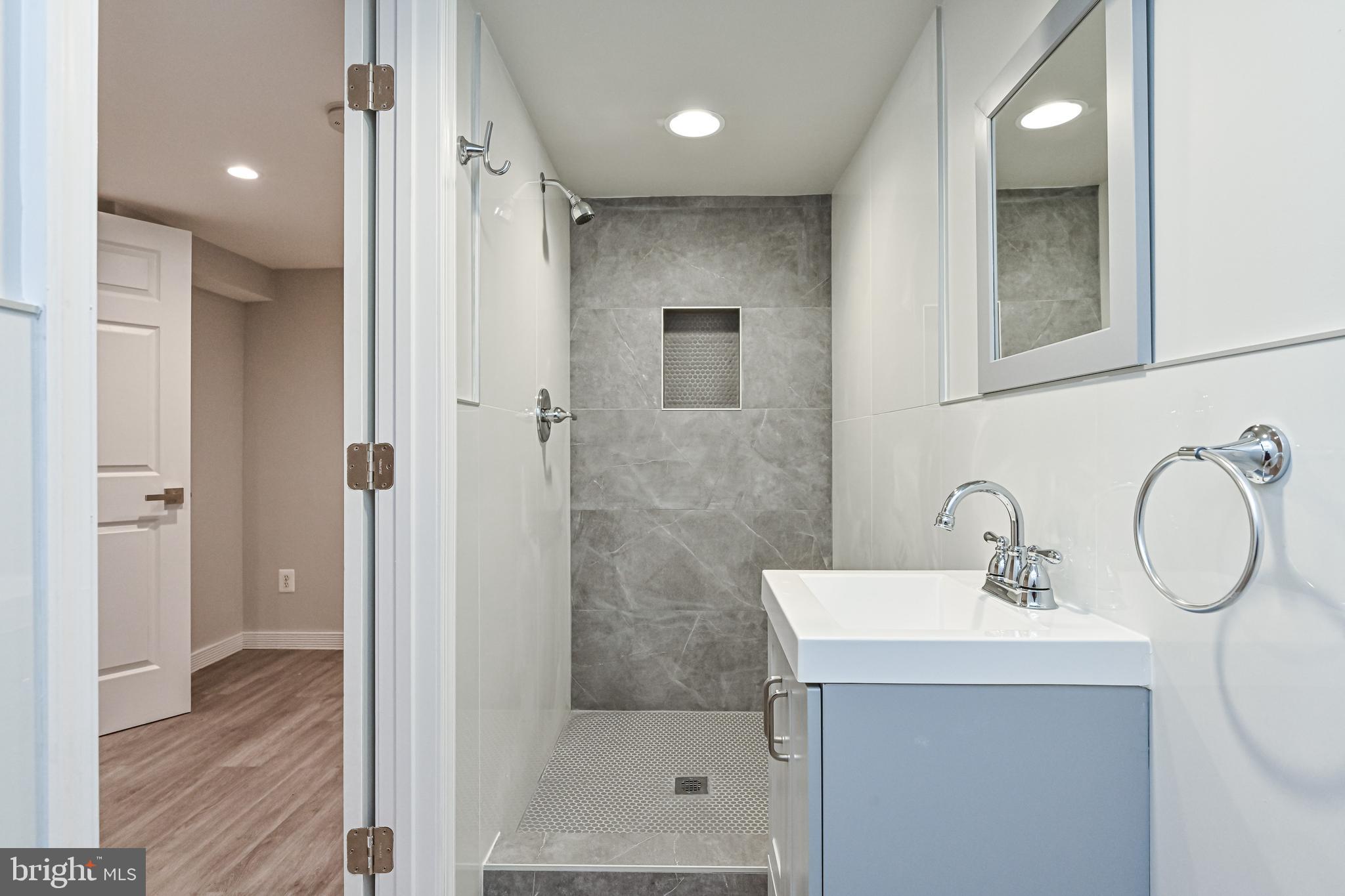 KATHMOOR - Residential Lease