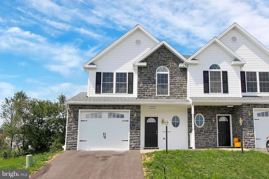 GRANITE COUNTER-TOP KITCHEN, CERAMIC TILE FLOOR IN FOYER, KITCHEN & DINING RM. KITCHEN HAS "MUST SEE" CABINETS & STAINLESS STEEL APPLIANCES & CERAMIC BACK SPLASH. MASTER BEDROOM W/TRAY CEILING, MSTR-BATH DBL VANITY & 5 FOOT SHOWER, HUGE WALK-IN CLOSET, CROWN MOLDING OVER-SIZED 1 CAR FINISHED GARAGE W/OPENER. SPACIOUS GREAT ROOM & LARGE BEDROOMS, PAVER PATIO & WALK. READY TO MOVE IN.