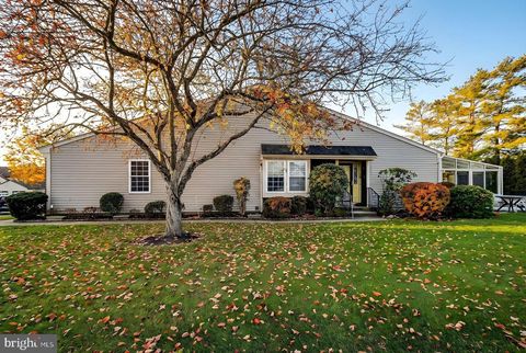 Townhouse For Sale - 3 Surrey Court<br/> MONROE TOWNSHIP, NJ 08831