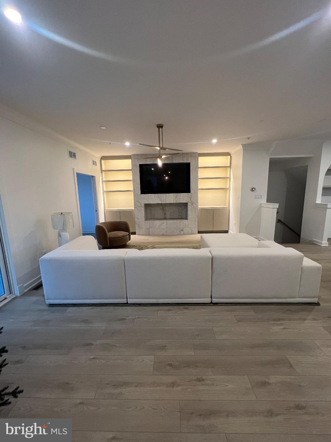 SOUTH LAKE - Residential