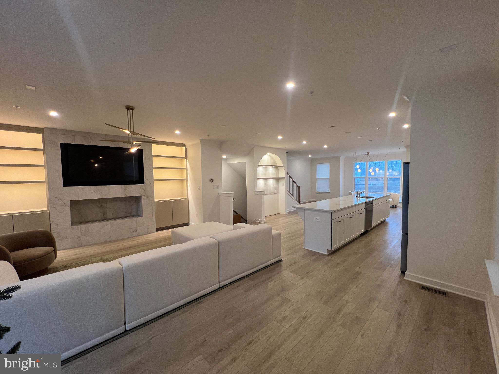 SOUTH LAKE - Residential