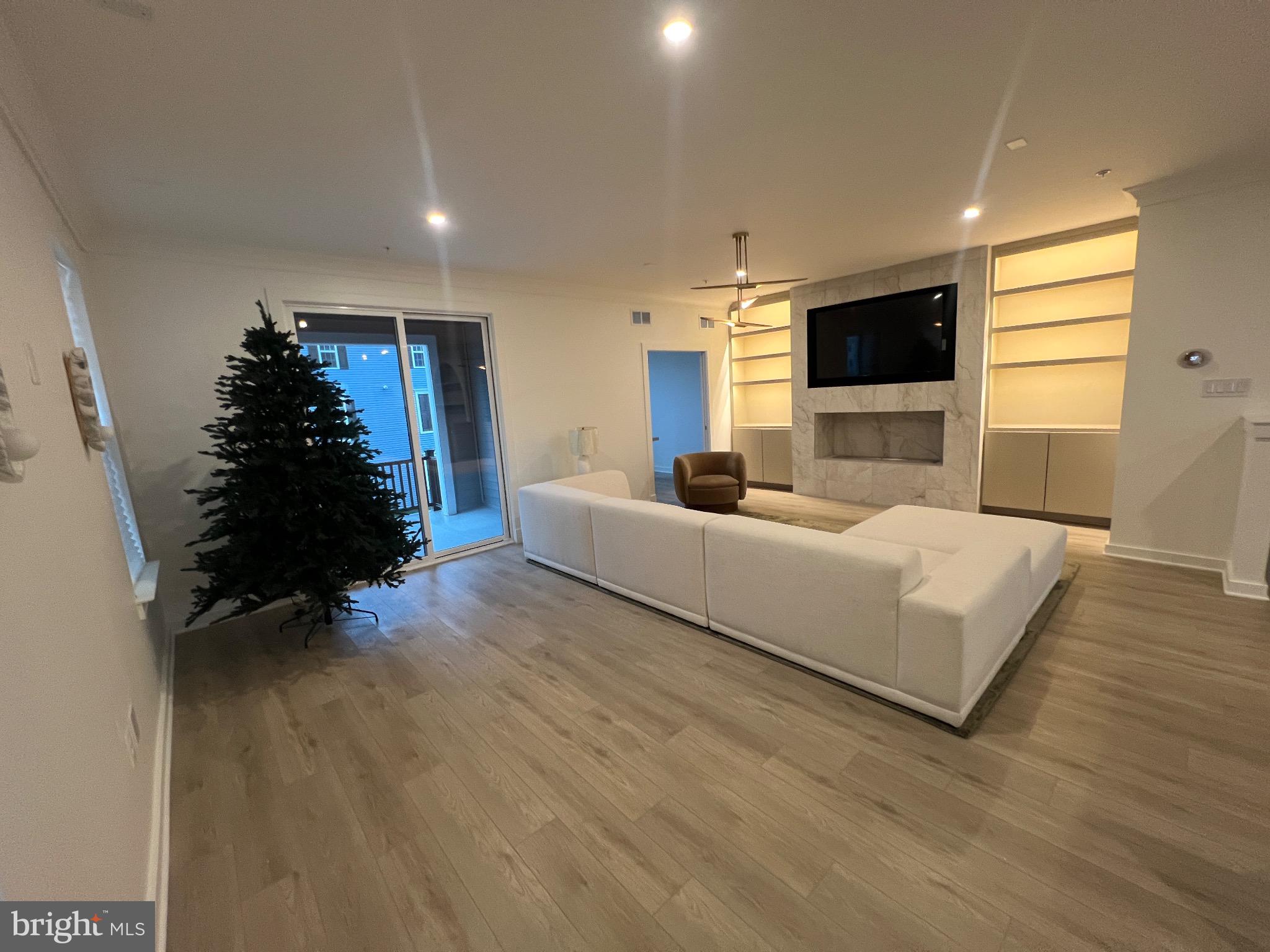 SOUTH LAKE - Residential