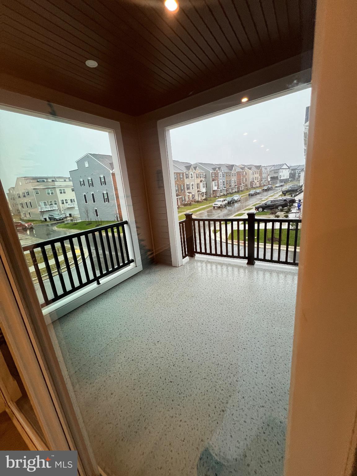 SOUTH LAKE - Residential