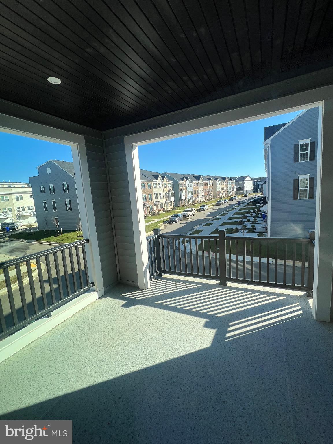 SOUTH LAKE - Residential