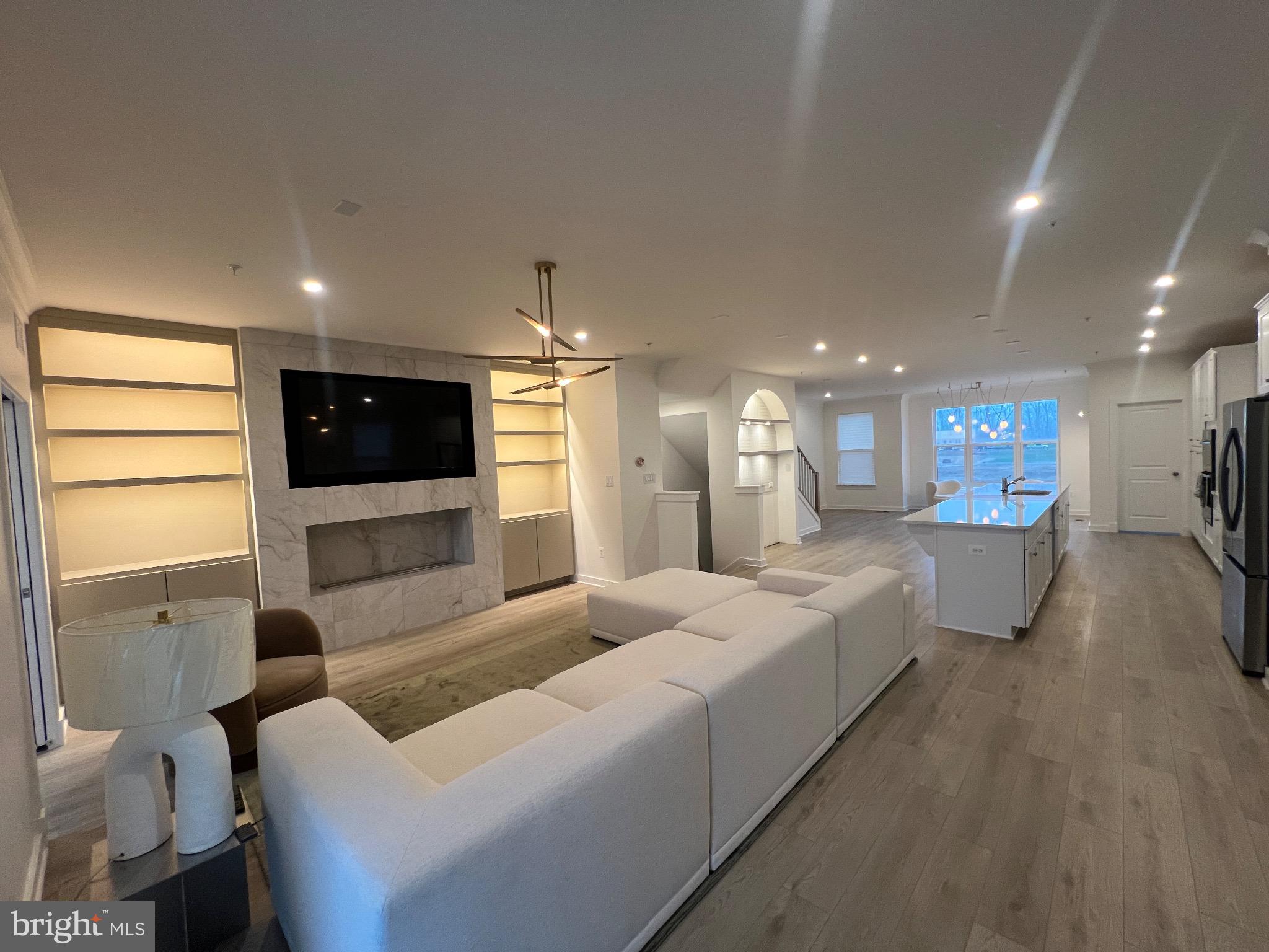 SOUTH LAKE - Residential