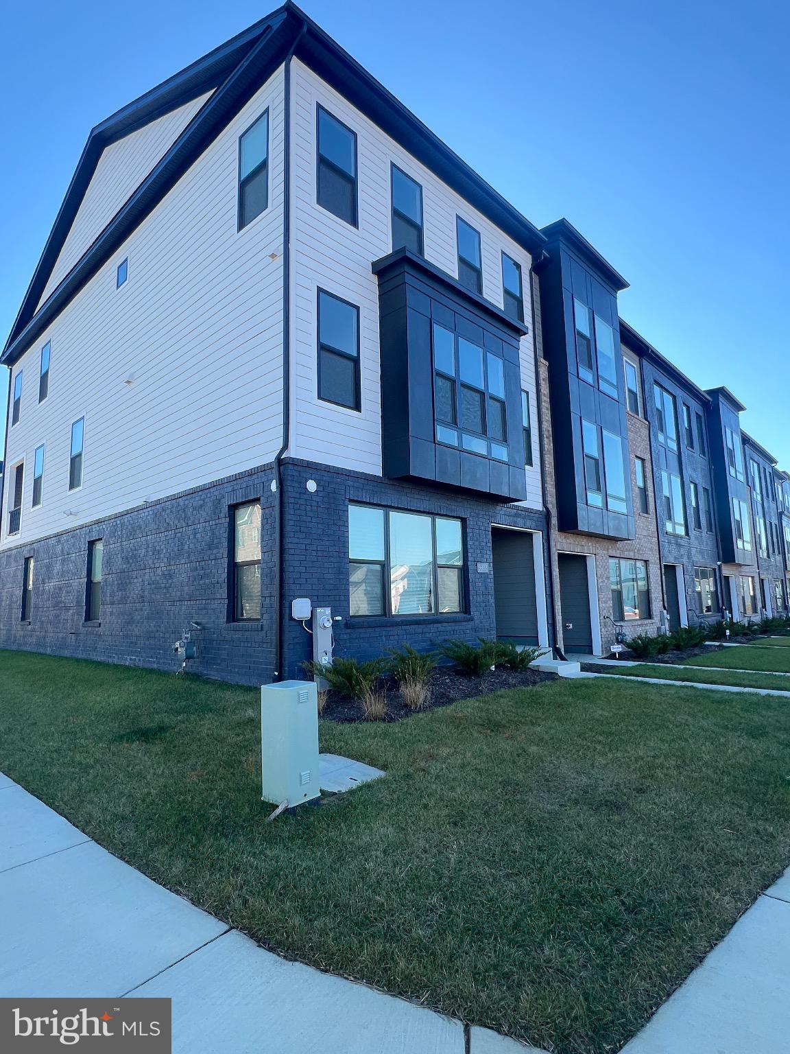 16013 HYDE PARK PLACE