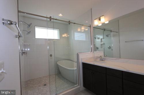 SOUTH LAKE - Residential