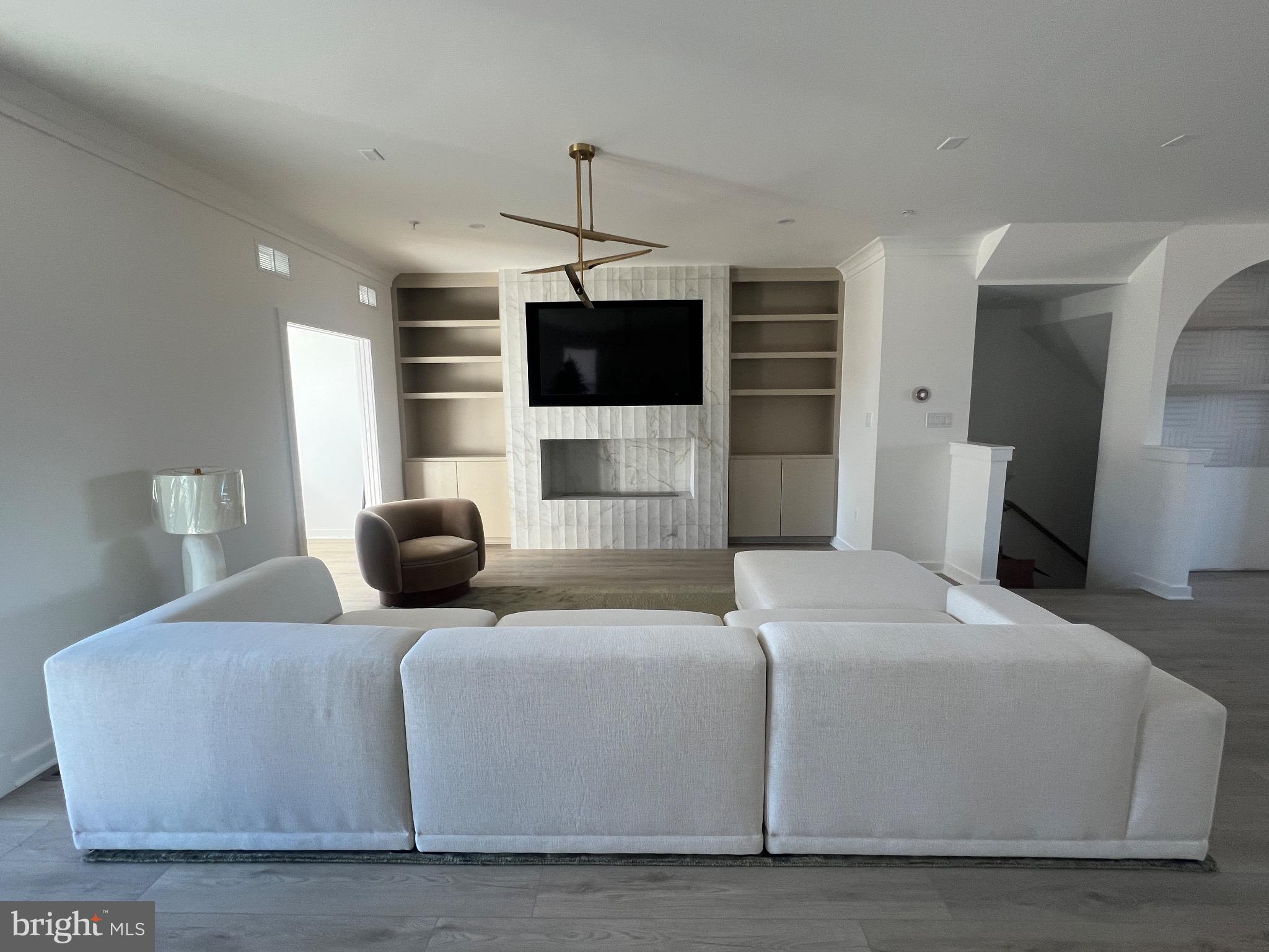 SOUTH LAKE - Residential