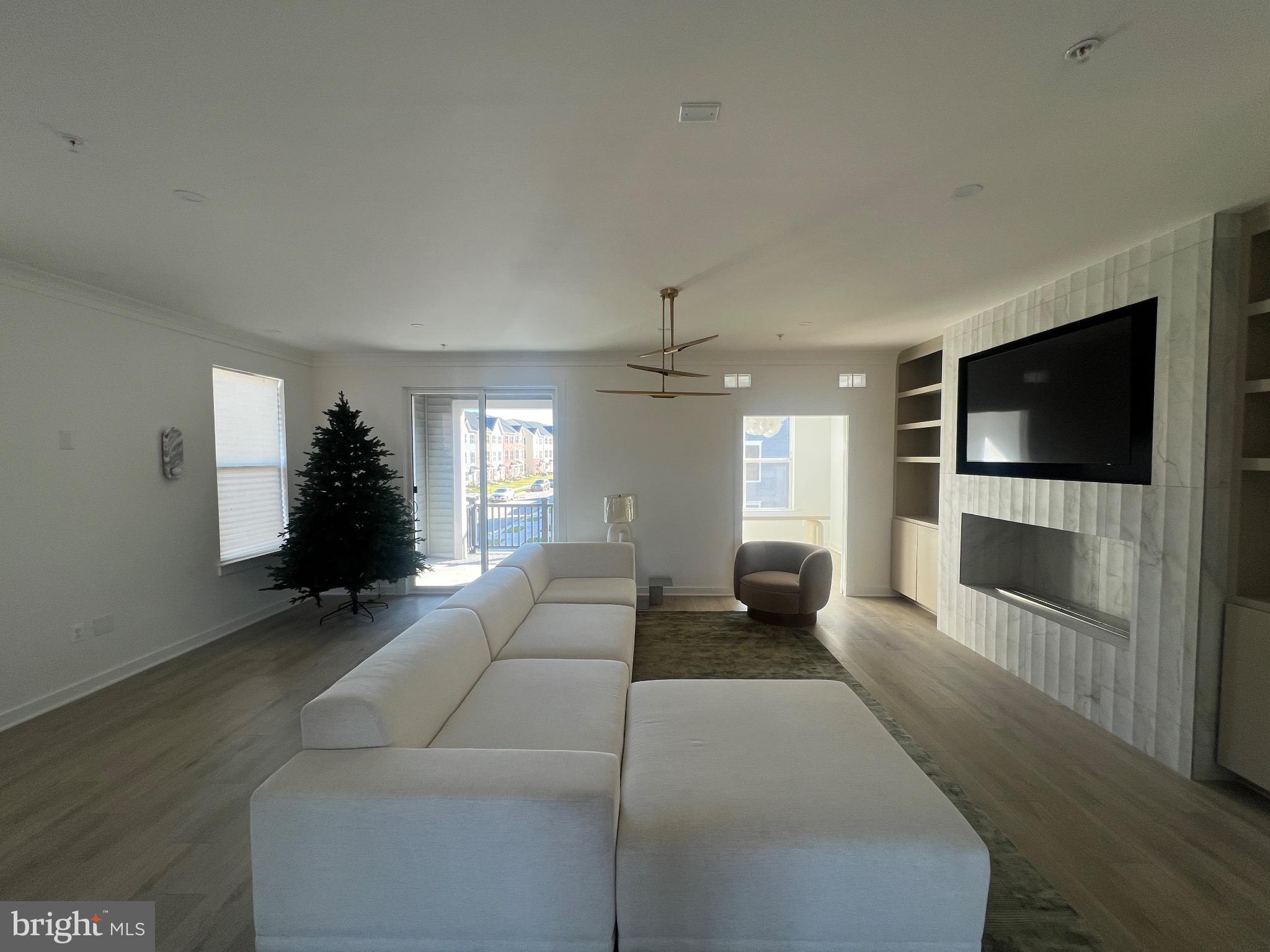 SOUTH LAKE - Residential