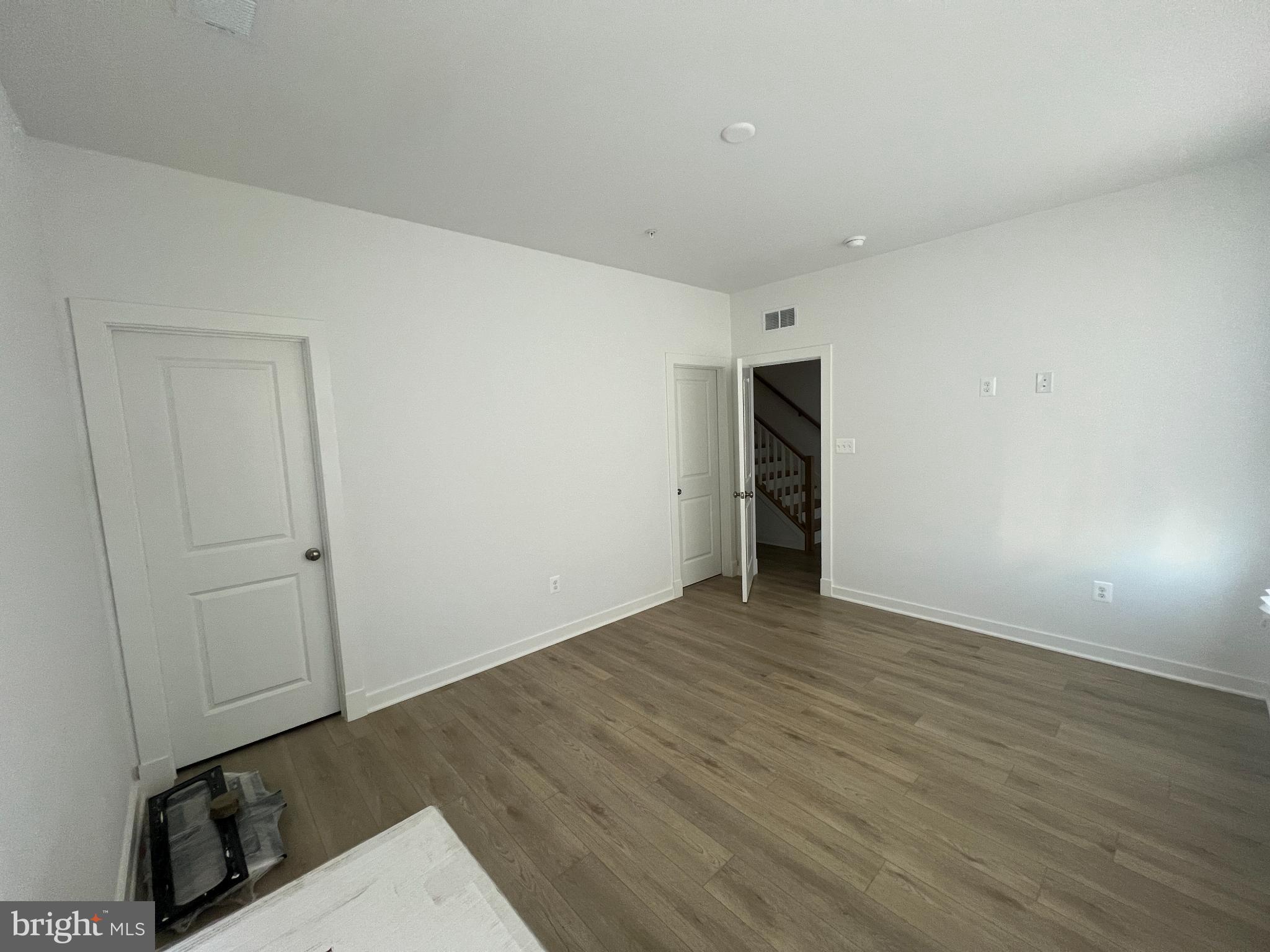 SOUTH LAKE - Residential