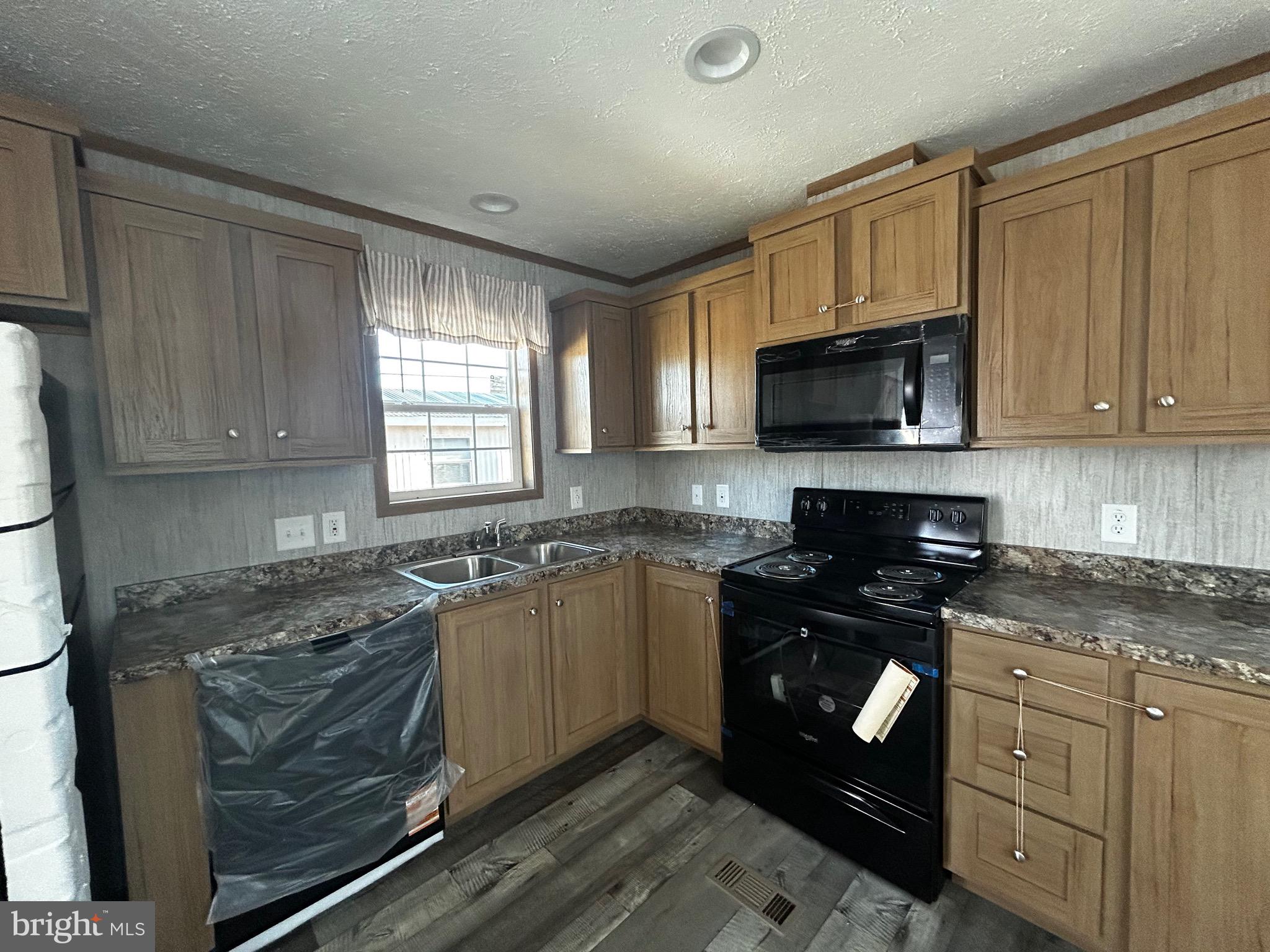 MIDDLE CREEK VILLAGE - Residential