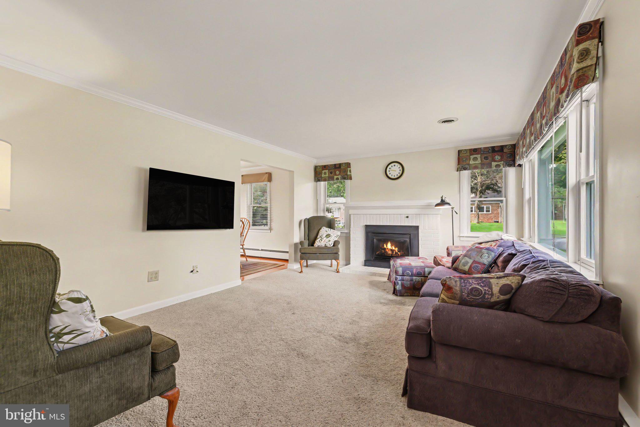 208 E HILLCREST DRIVE