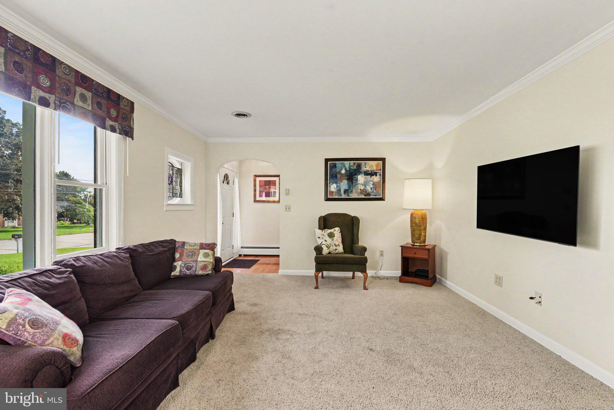 208 E HILLCREST DRIVE