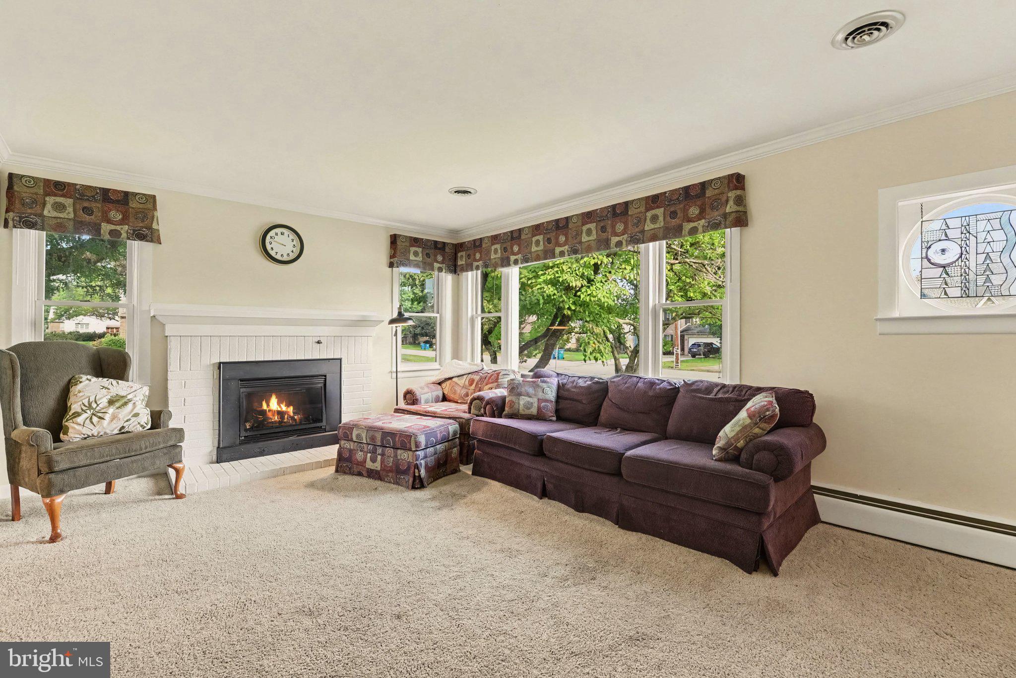 208 E HILLCREST DRIVE