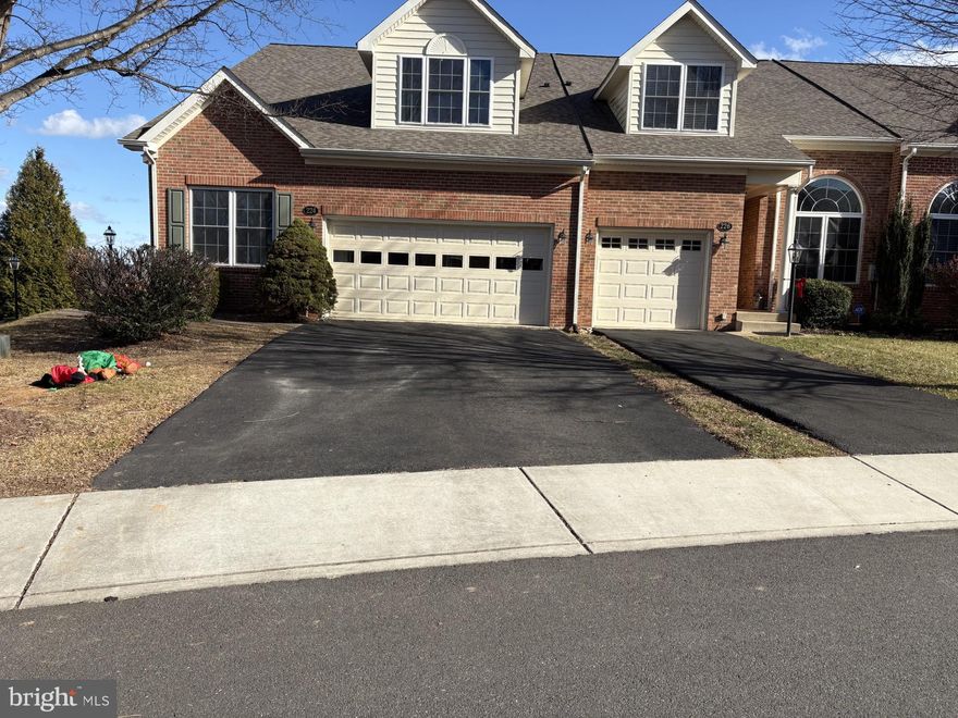 Beautiful end unit In North rock.,   Excellent condition and ready for new owner/occupant.  Interor pictures to come at later date.

OPEN HOUSE  SUNDAY JANUARY 4       1-4pm