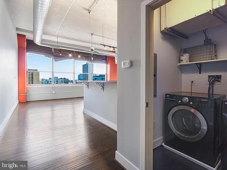 LOGAN SQUARE - Residential