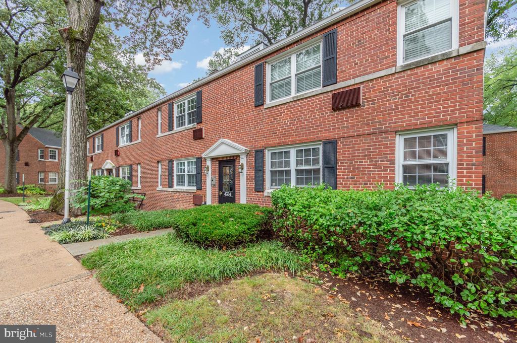 Photo of 4324 2nd Road N #43241, ARLINGTON, VA 22203 (MLS # VAAR2063892)