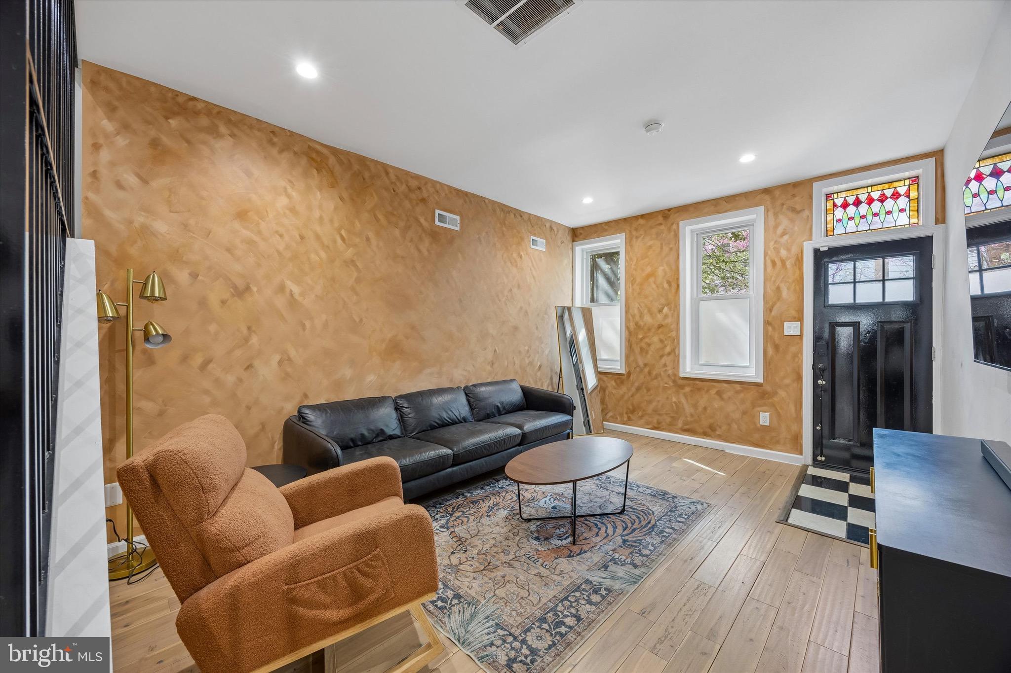 QUEEN VILLAGE - Residential