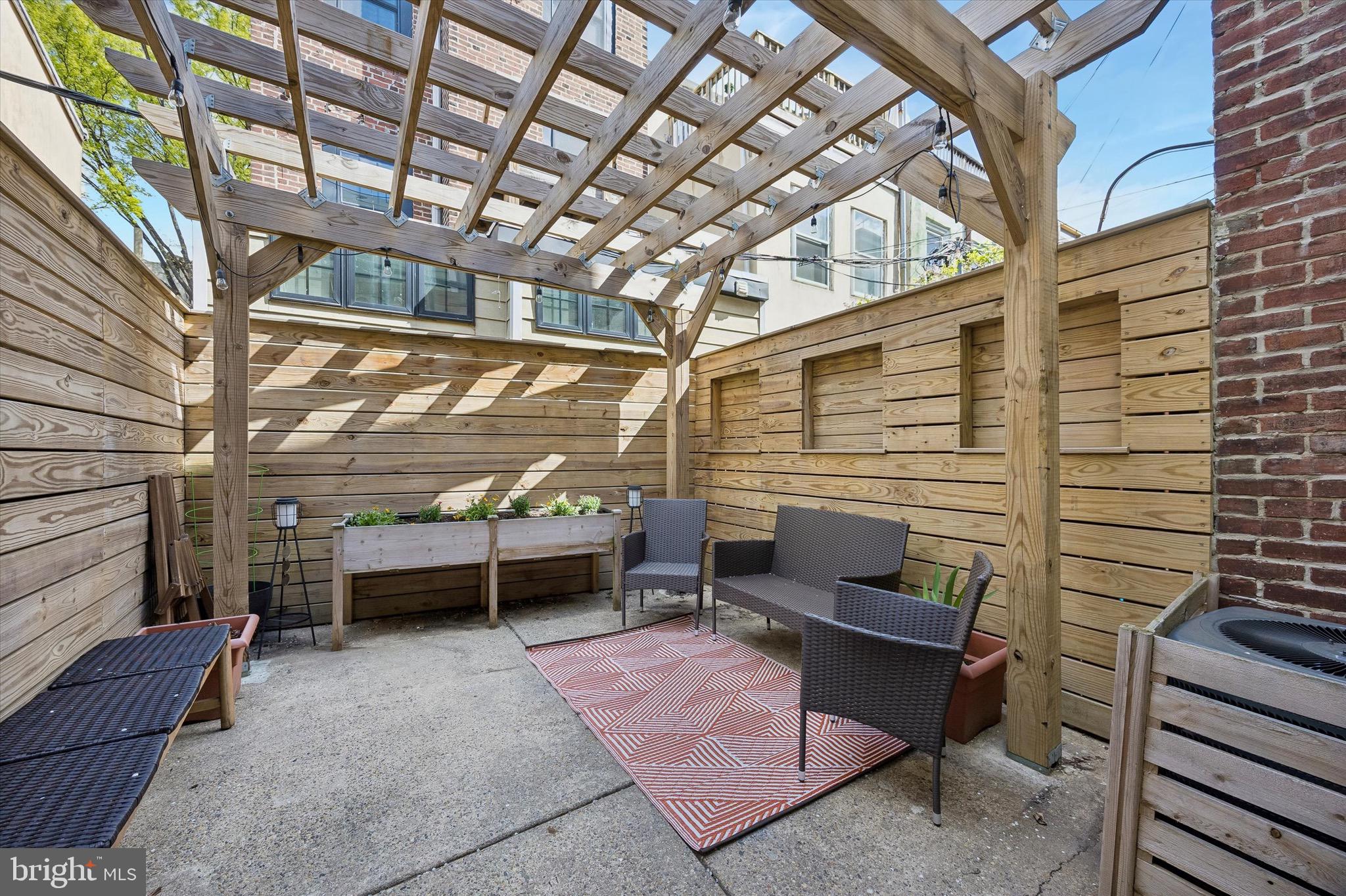 QUEEN VILLAGE - Residential