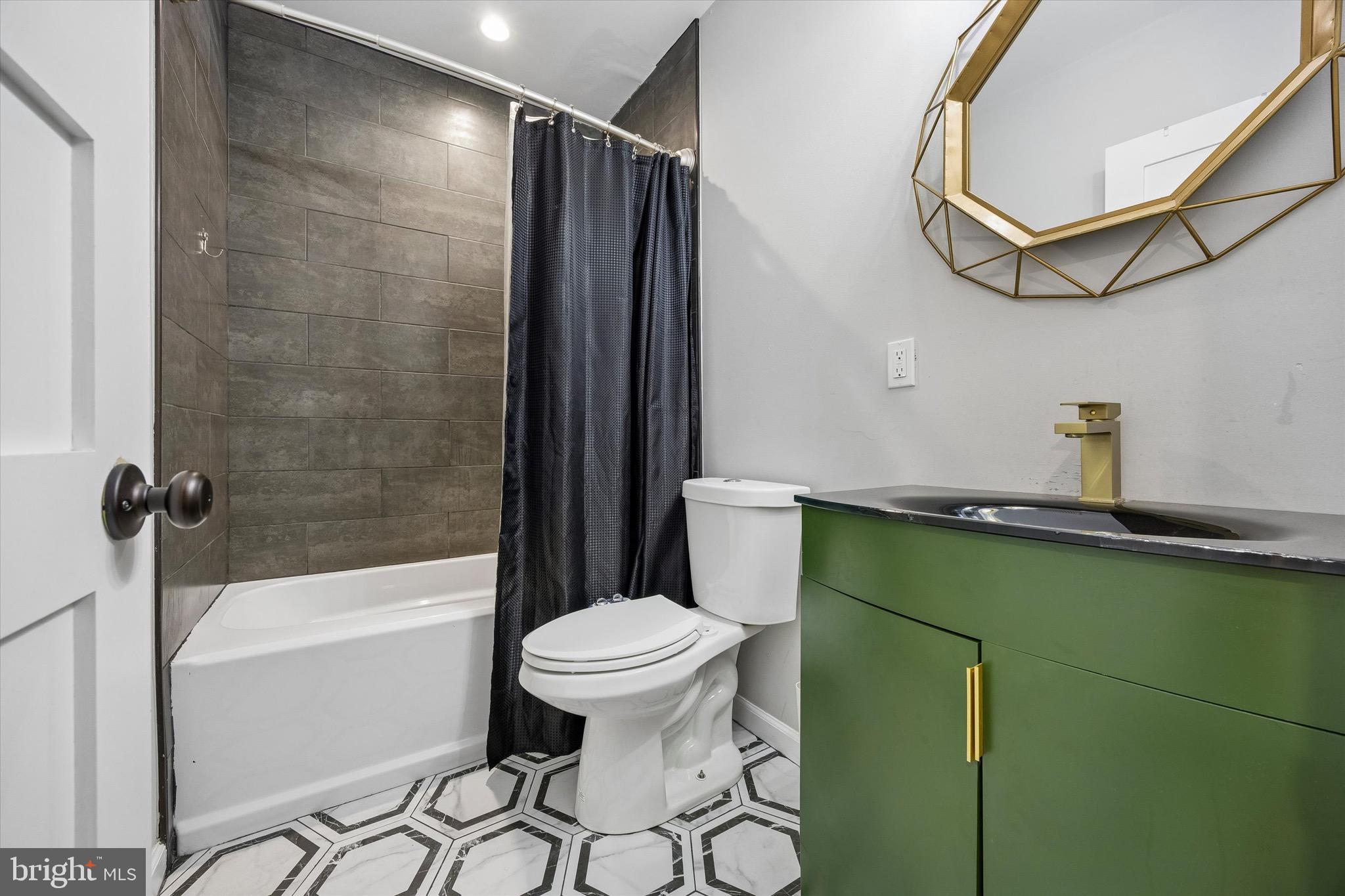 QUEEN VILLAGE - Residential