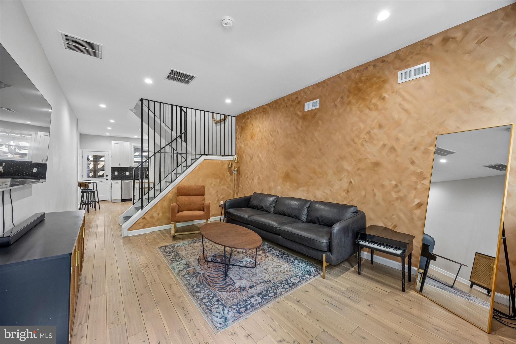 QUEEN VILLAGE - Residential