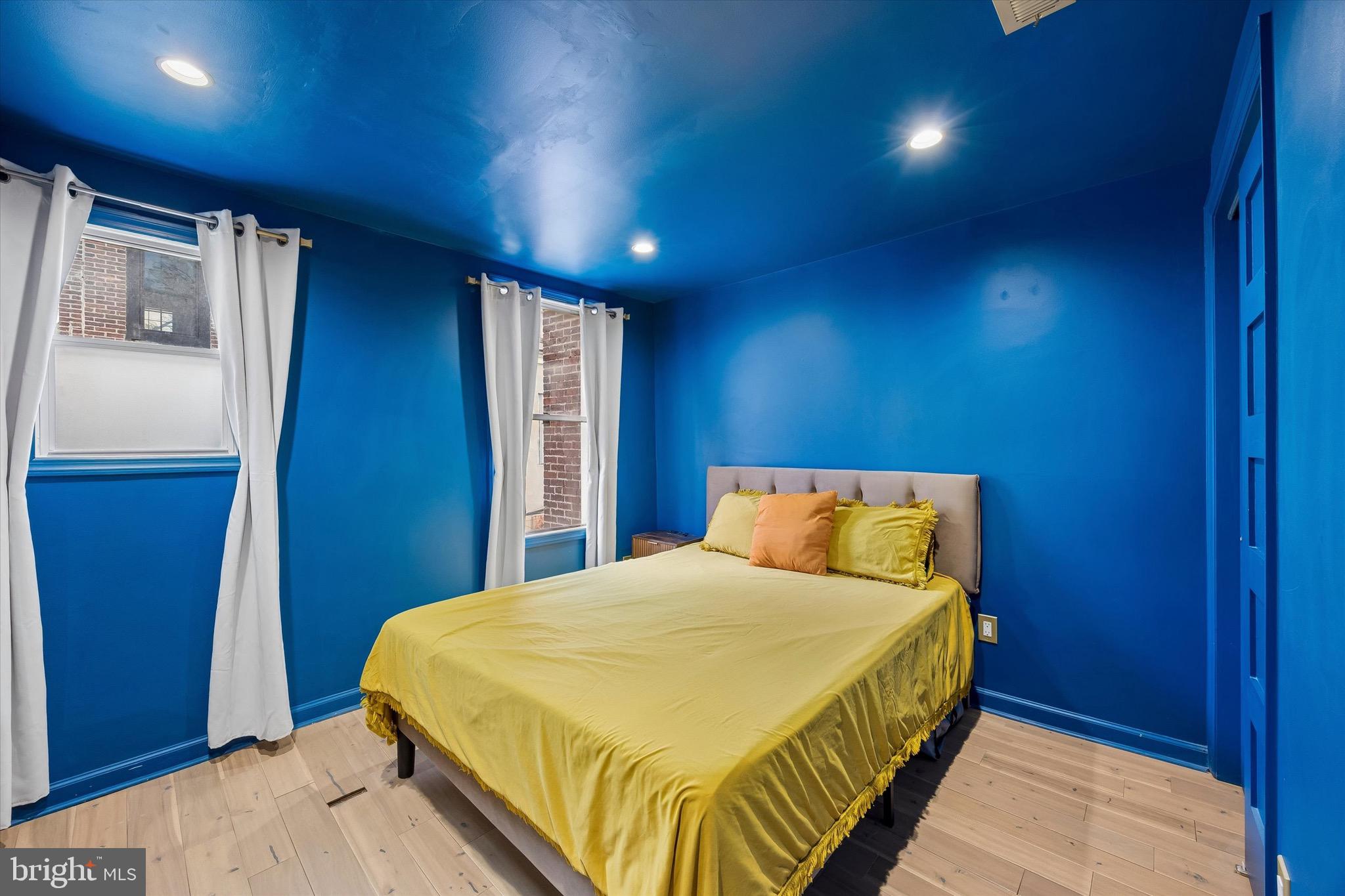 QUEEN VILLAGE - Residential