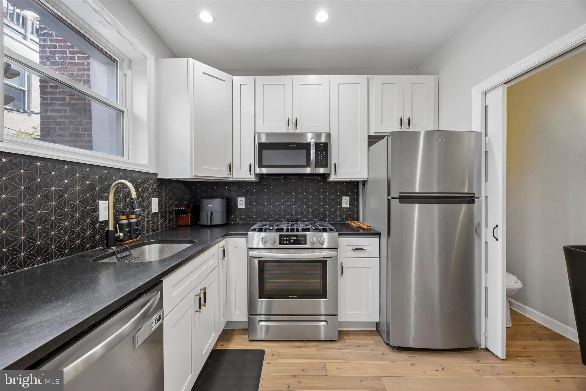 QUEEN VILLAGE - Residential