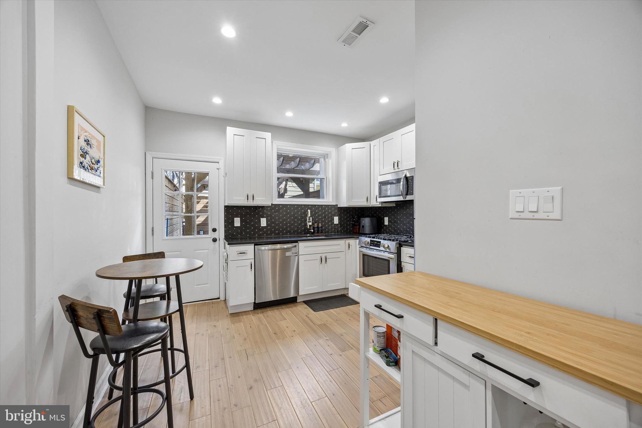 QUEEN VILLAGE - Residential