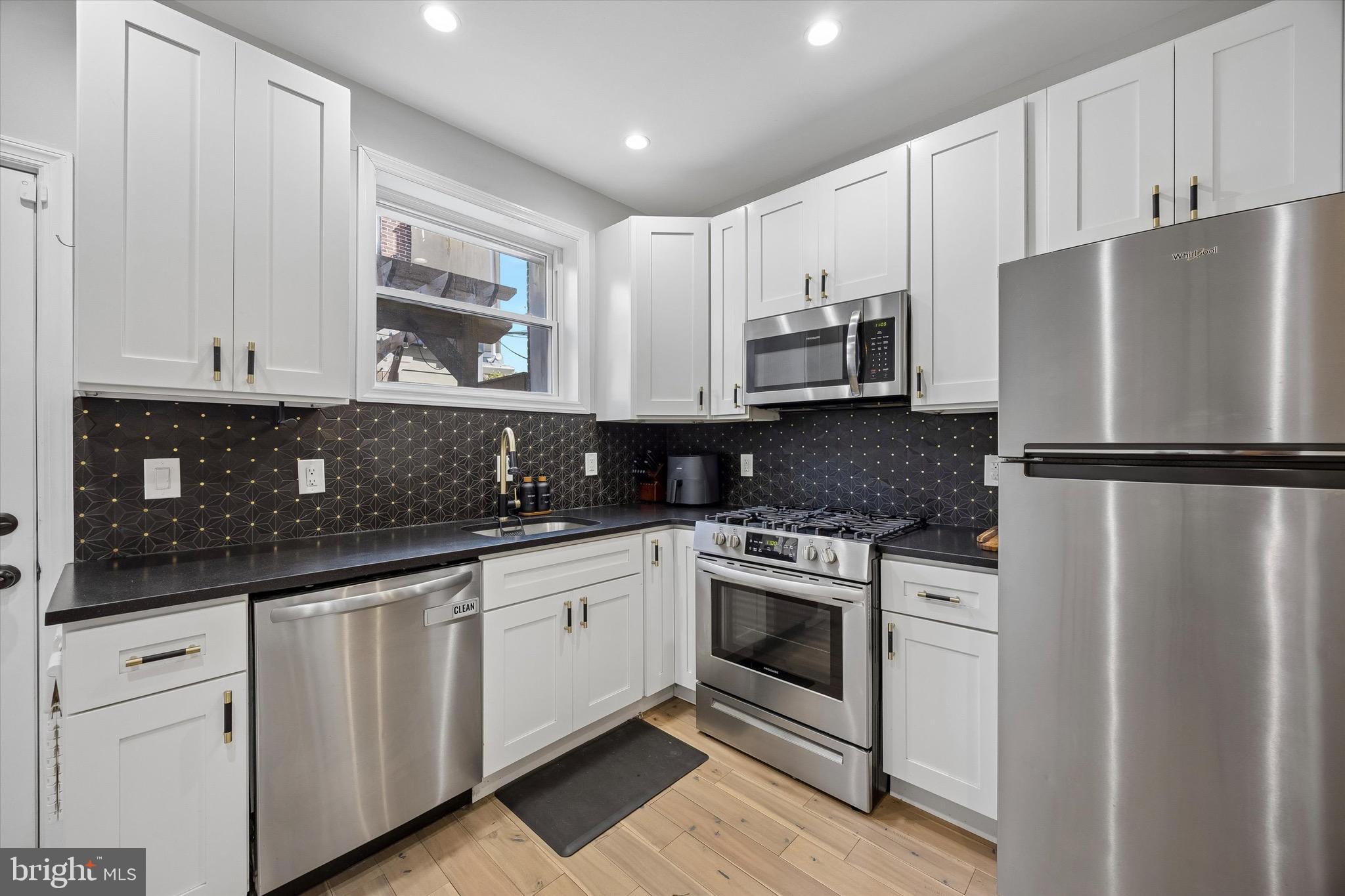 QUEEN VILLAGE - Residential