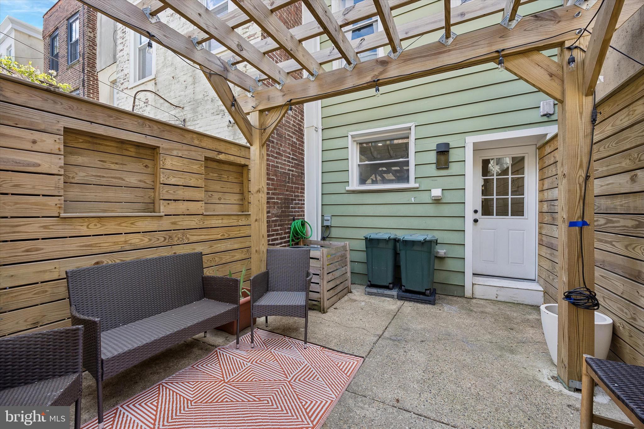 QUEEN VILLAGE - Residential