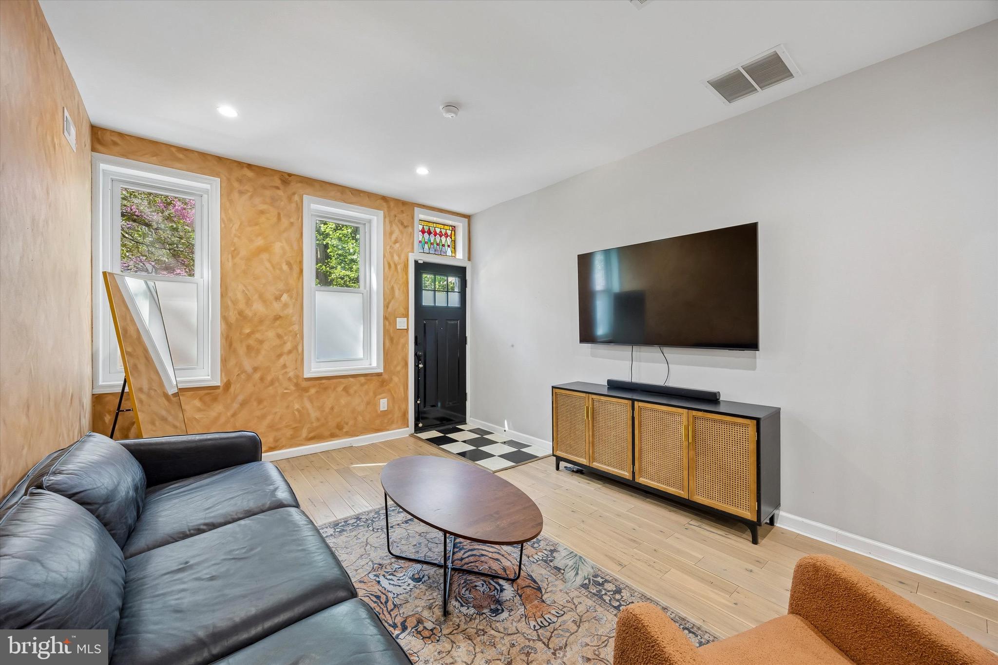 QUEEN VILLAGE - Residential