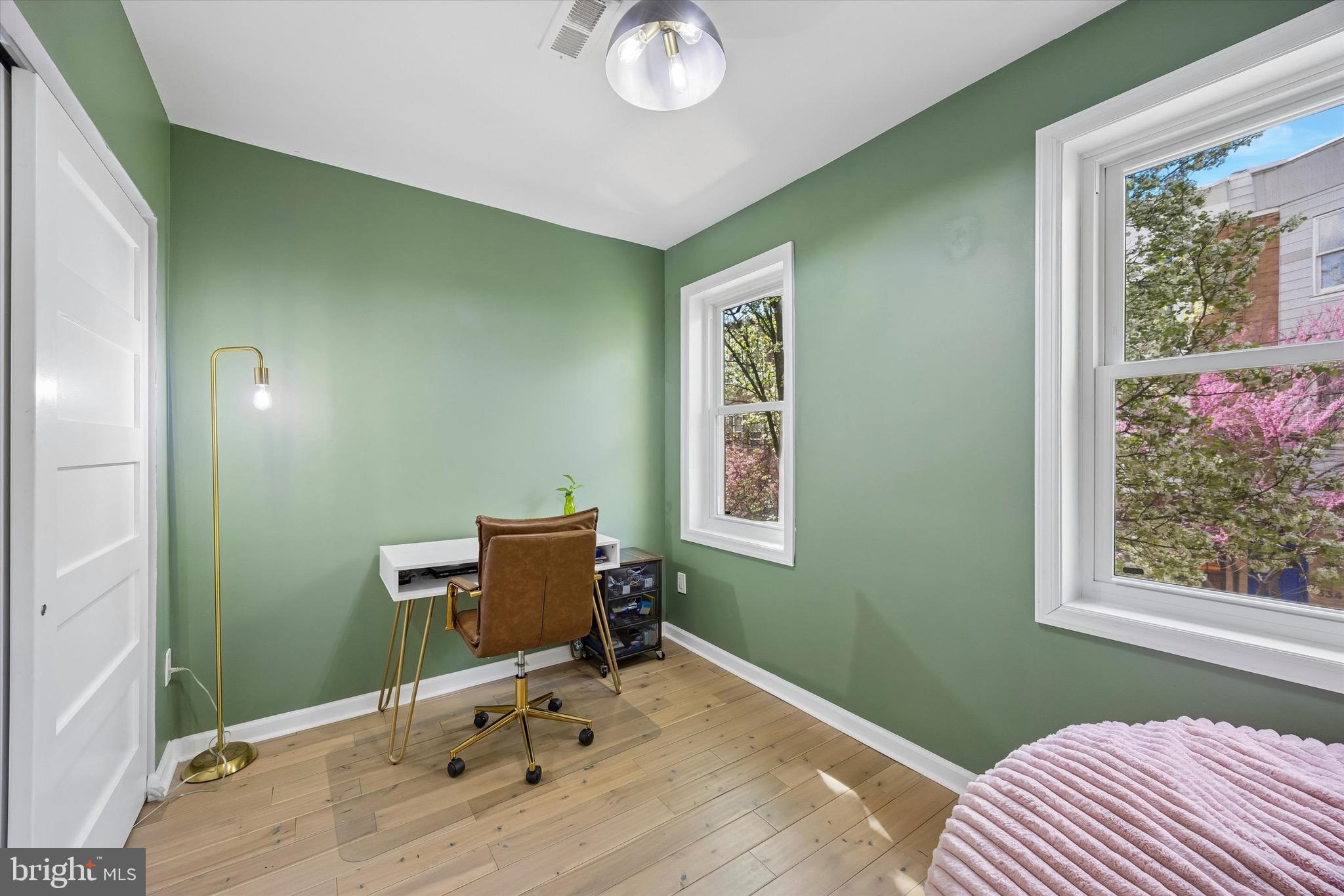 QUEEN VILLAGE - Residential