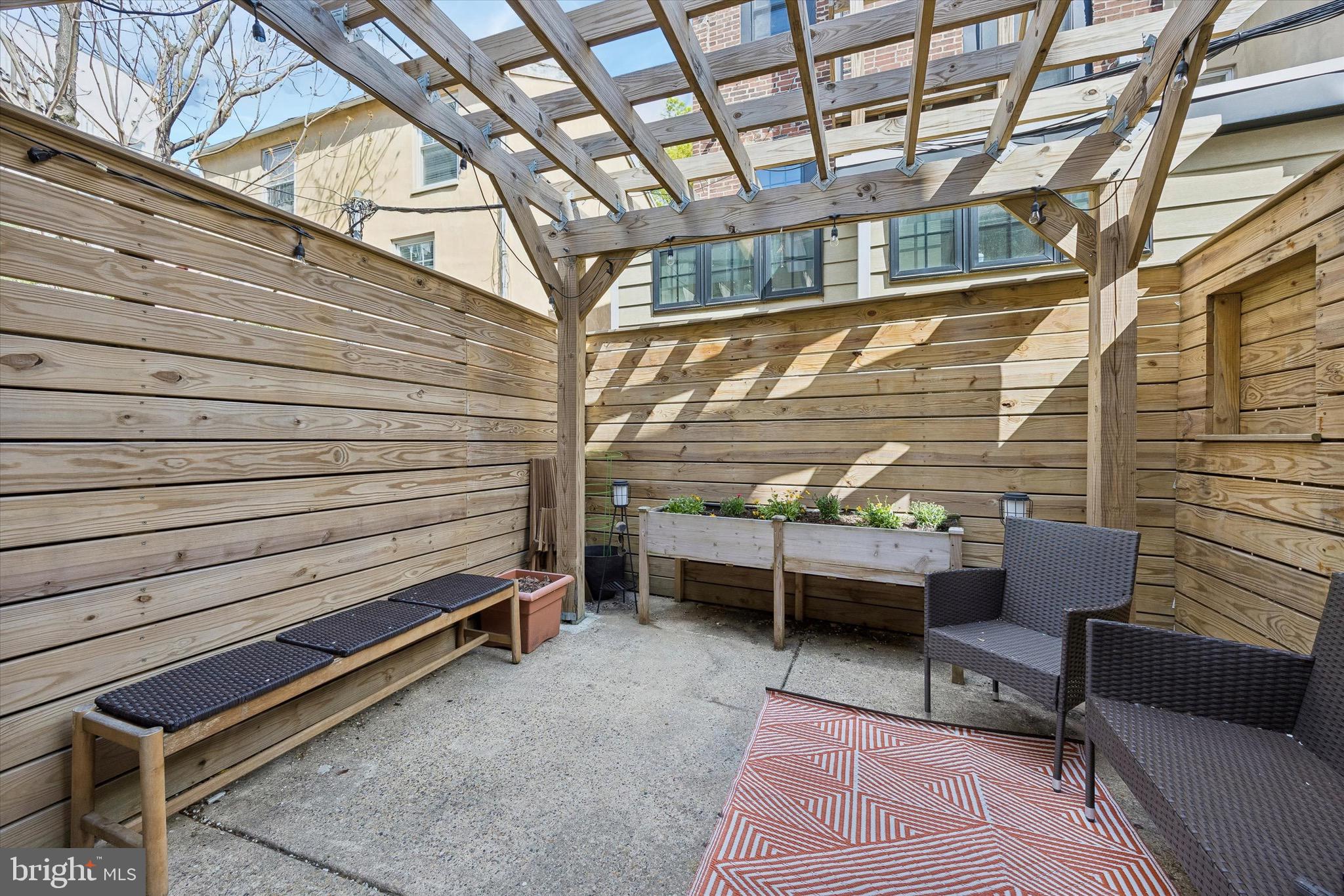 QUEEN VILLAGE - Residential