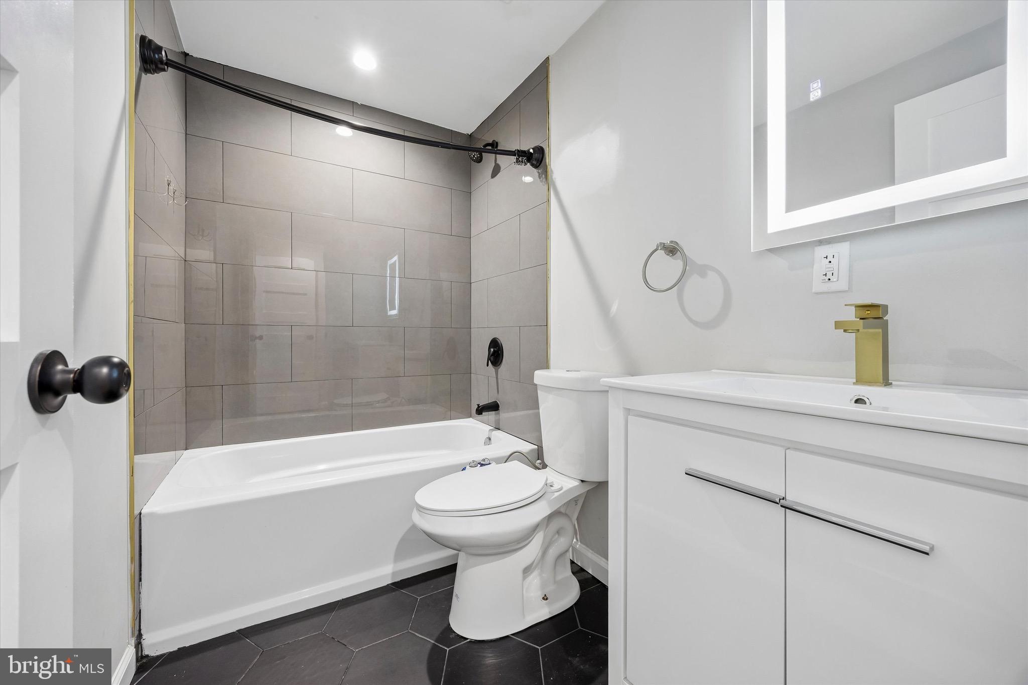 QUEEN VILLAGE - Residential