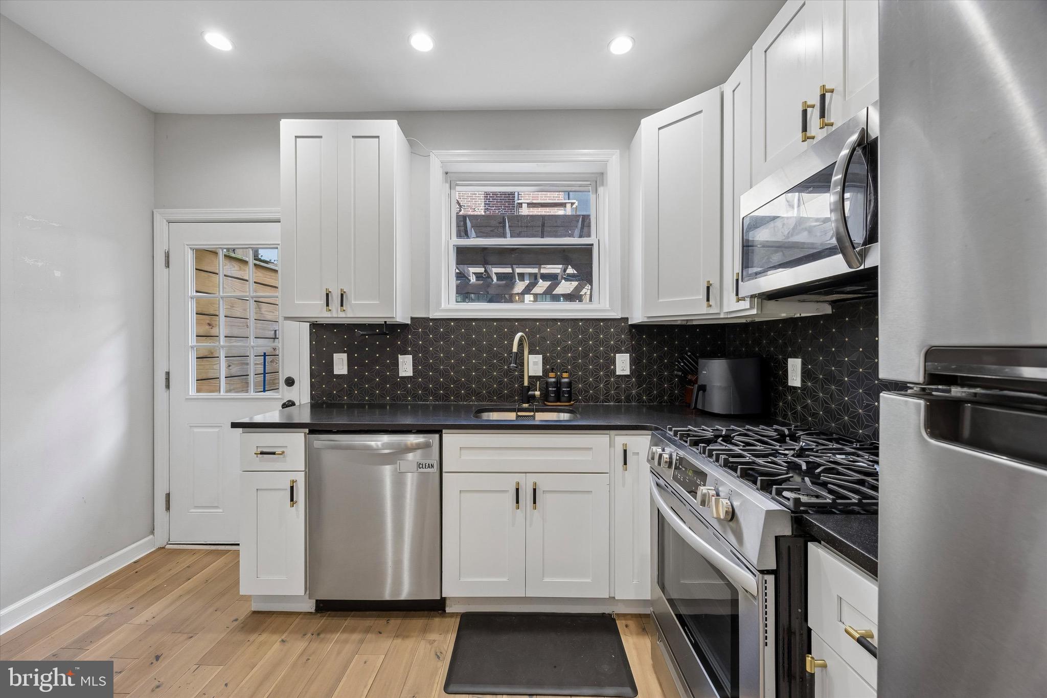 QUEEN VILLAGE - Residential