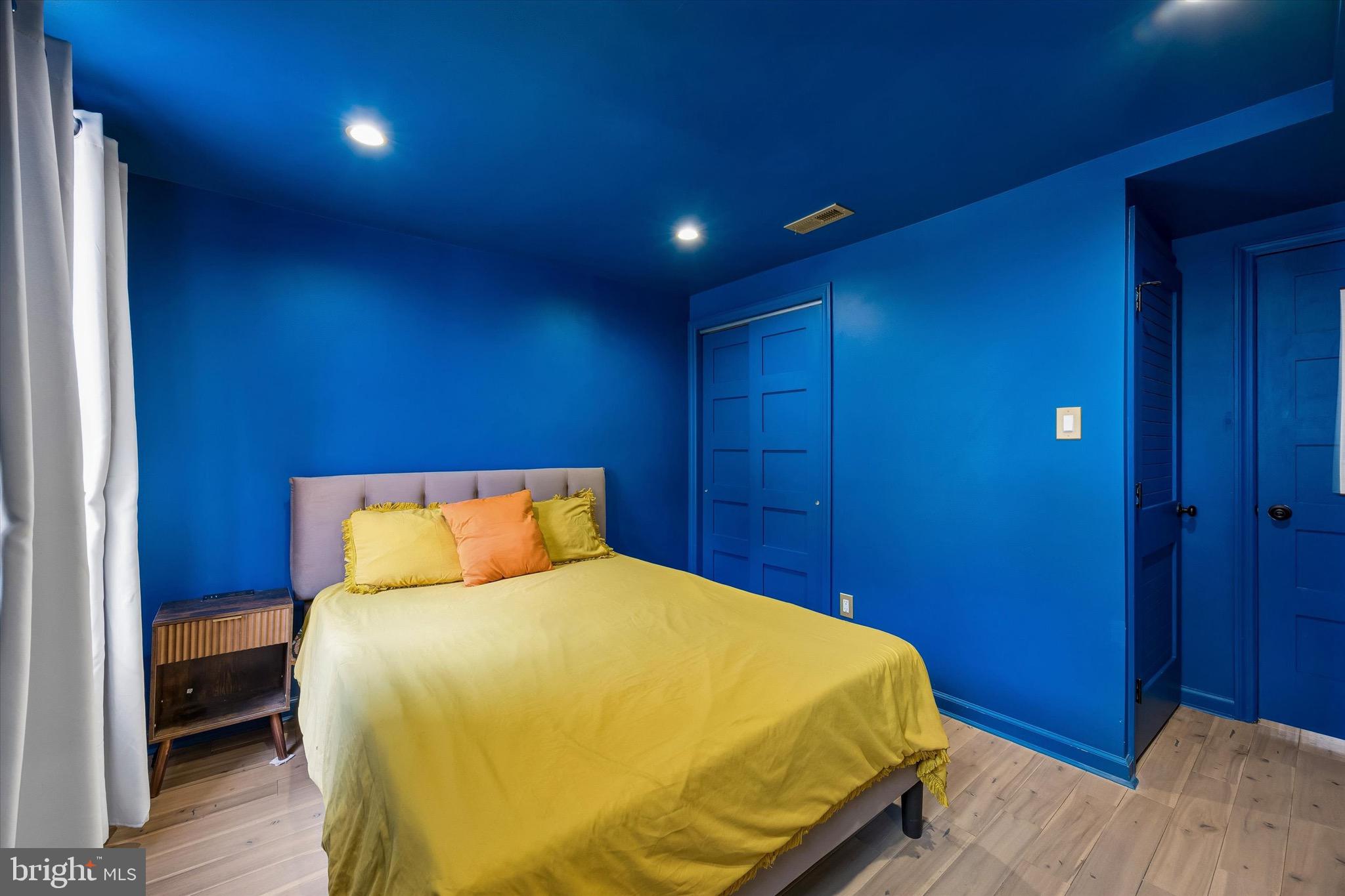 QUEEN VILLAGE - Residential