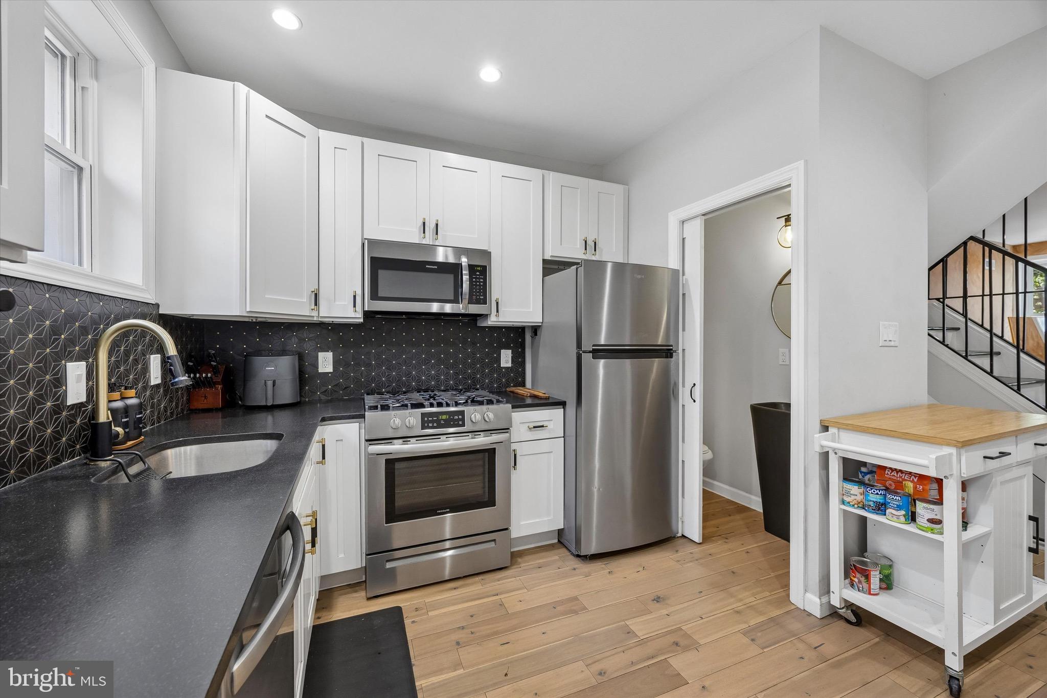 QUEEN VILLAGE - Residential