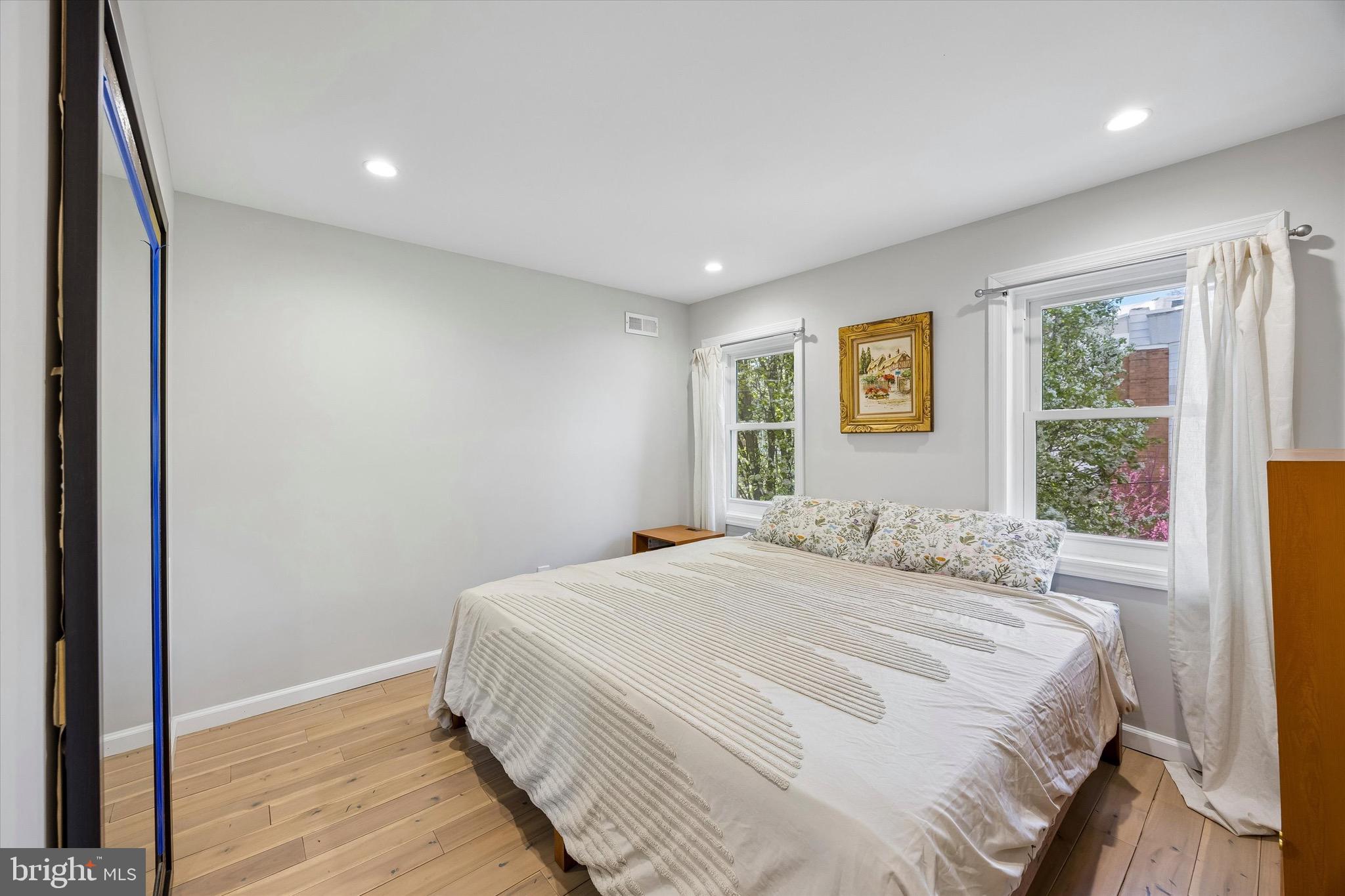 QUEEN VILLAGE - Residential