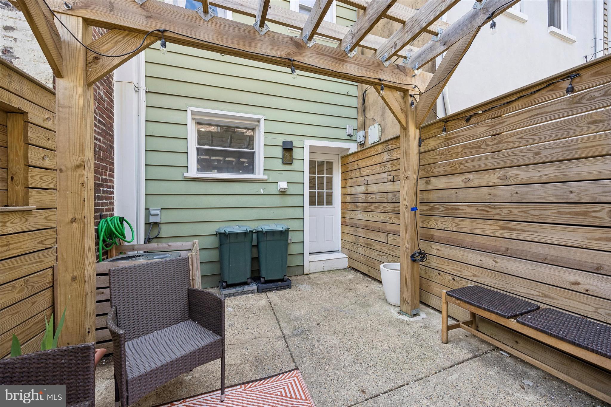 QUEEN VILLAGE - Residential