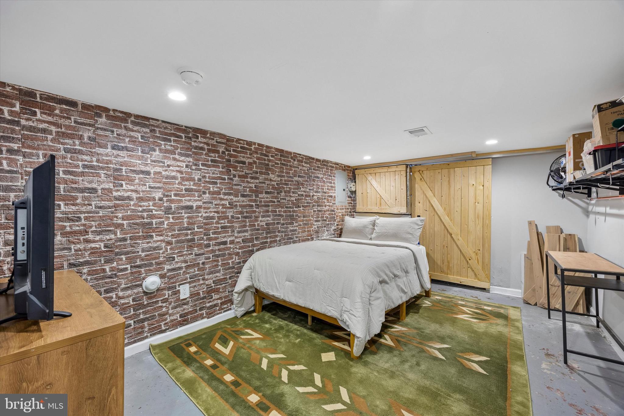 QUEEN VILLAGE - Residential