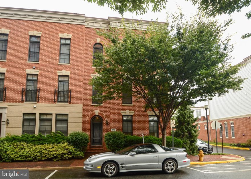 3000 sq ft townhouse located in waterfront community. VRE train station within walking distance. Community swimming pool, tennis courts, walking trails. Boat Marina. Fort Belvoir base, Quantico Marine base and Andrews AF base near. Water science museum, National wildlife refuge are also located in community.