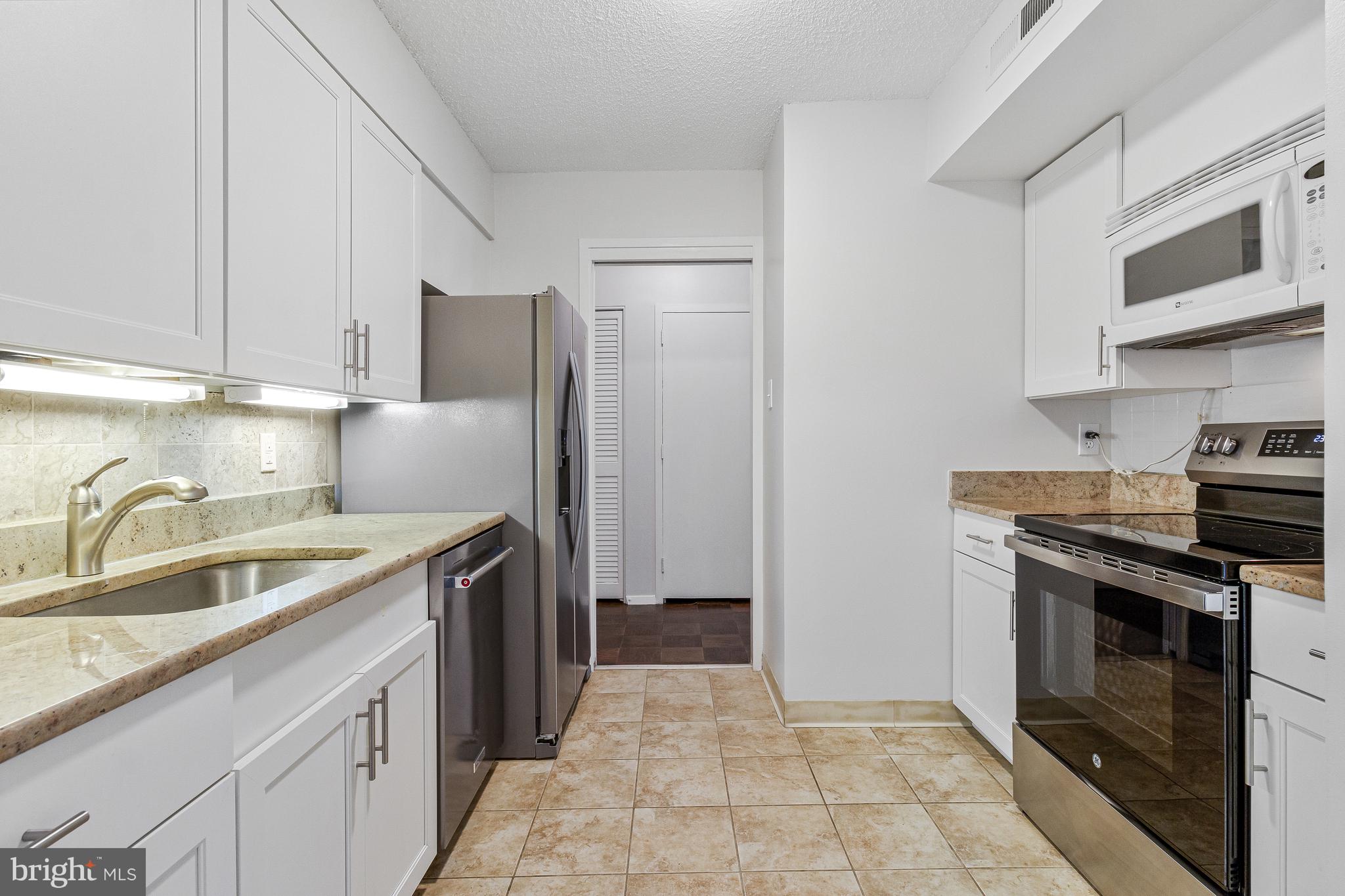 3800 FAIRFAX DRIVE 1011