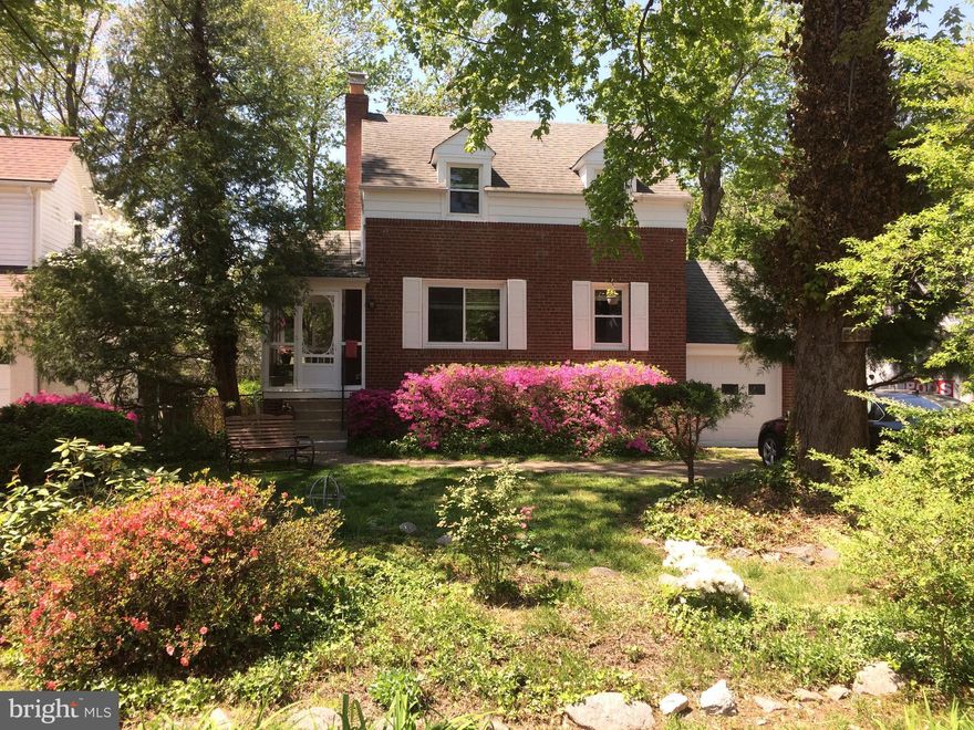 Detached 3BR 2BA brick w/garage on great lot - Terrific location close to Old Town, D.C., Potomac River, shopping & schools - New Alexandria neighborhood wonderful for kids & dogs - Bike friendly & sense of community - Wood floors & woodburning fpl - Updated windows & custom blinds - Charming original features - Fenced in rear yard w/greenhouse, deck & patio - Cont/No Ko as of 6/15/18