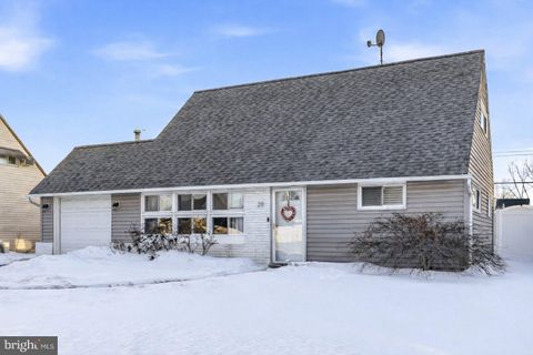 29 NEW POND LANE LEVITTOWN PA 19054
