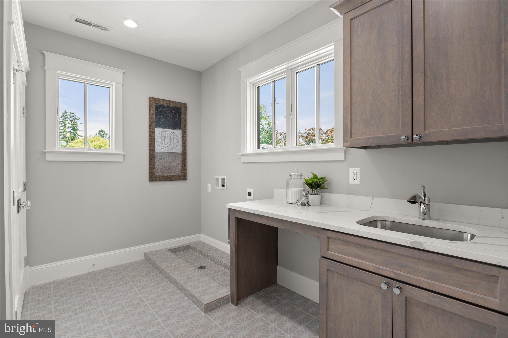 CRESCENT HILLS - Residential