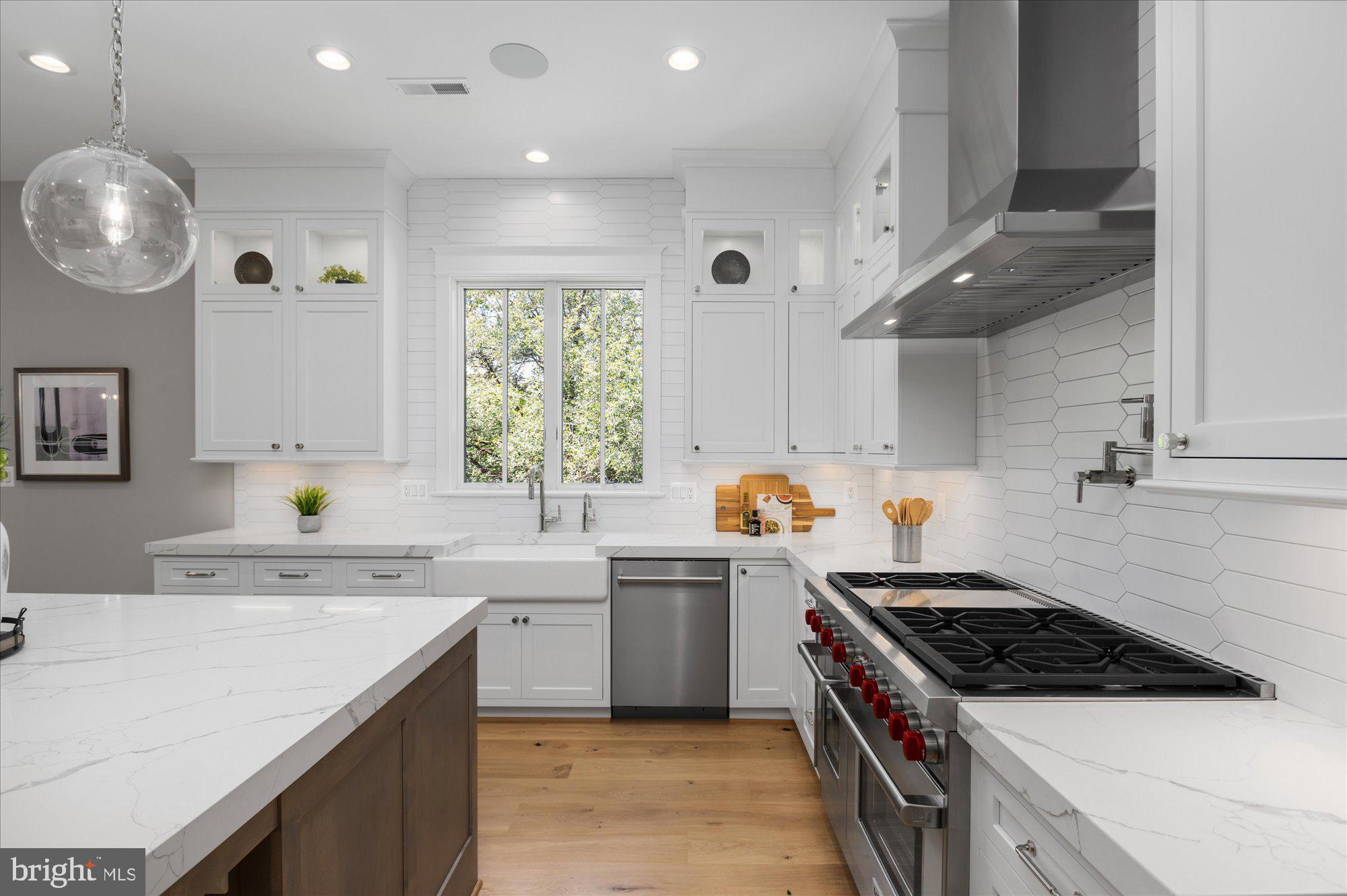 CRESCENT HILLS - Residential