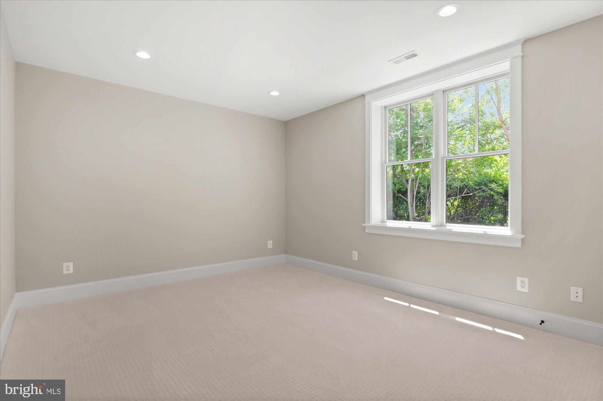 CRESCENT HILLS - Residential